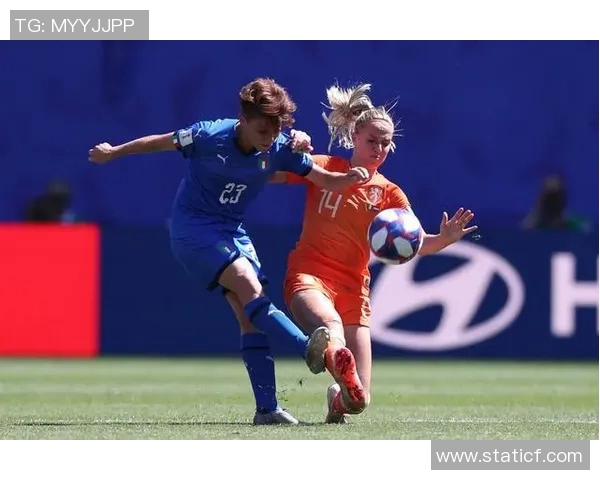 意大利女足与荷兰女足激战正酣谁能在欧洲赛场脱颖而出
